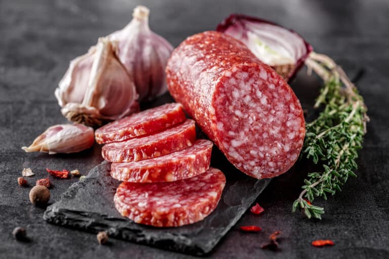 Alles zur Haltbarkeit von Salami [+] Lagerung im Kühlschrank notwendig?