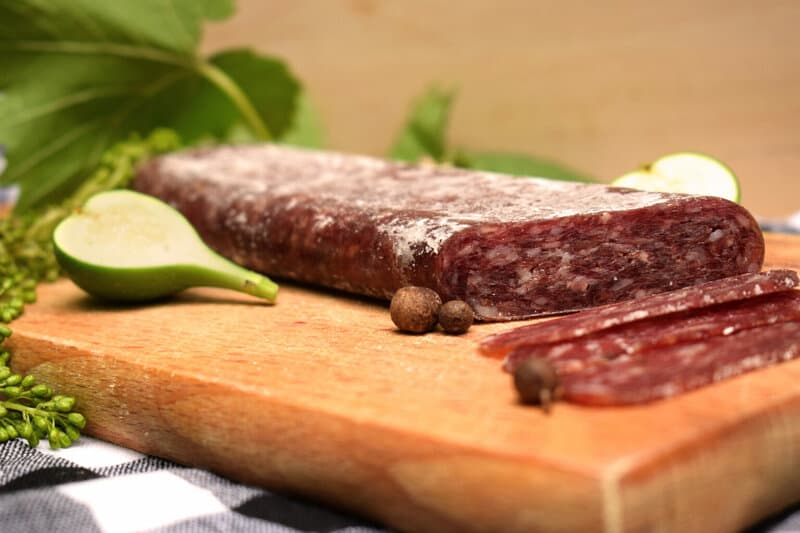 Alles zur Haltbarkeit von Salami [ ] Lagerung im Kühlschrank notwendig?