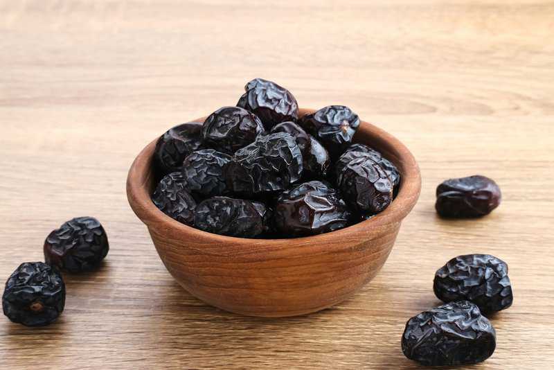 Schwarzes Obst: 8 leckere Sorten (mit vielen Bildern) - foodwissen.de