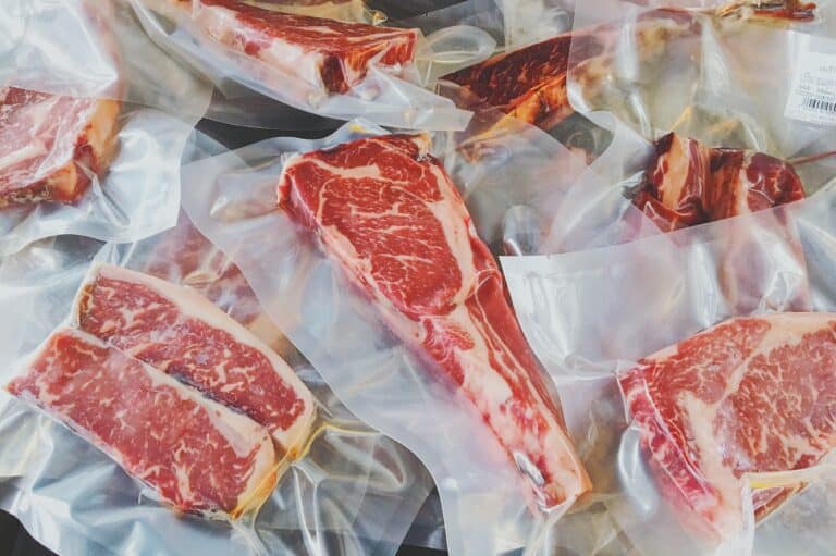 Vakuumiertes Fleisch abgelaufen oder schlecht? [+] Tipps zur Haltbarkeit