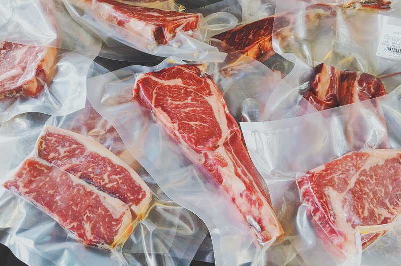 Vakuumiertes Fleisch abgelaufen oder schlecht? [+] Tipps zur Haltbarkeit