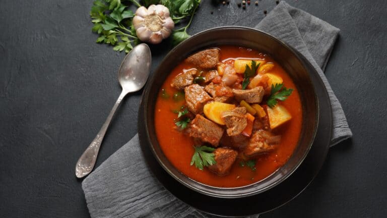 Gulasch Beilagen: Das passt am besten - inkl. Getränke & Sauce - foodwissen.de