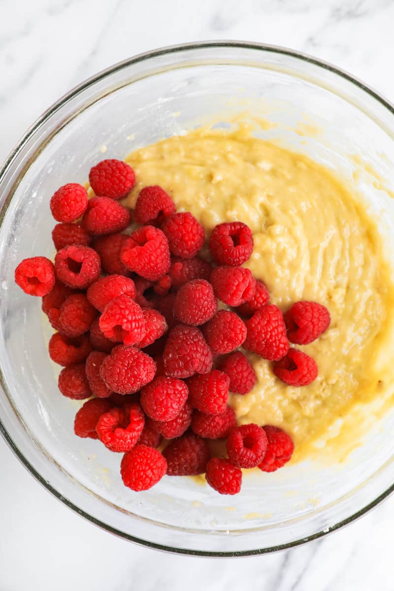 Saftiges Bananenbrot mit Himbeeren (einfaches Rezept) - foodwissen.de