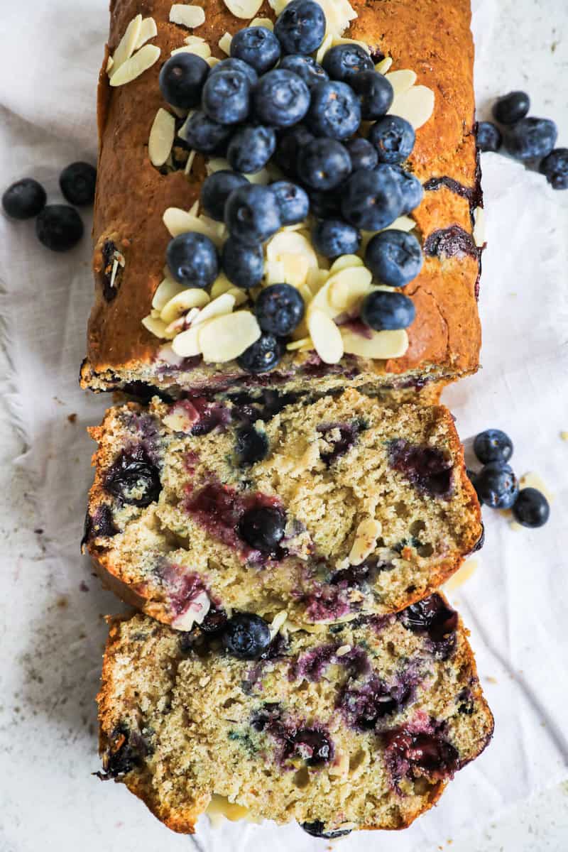 Saftiges Bananenbrot mit Blaubeeren (Rezept mit Bildern) - foodwissen.de