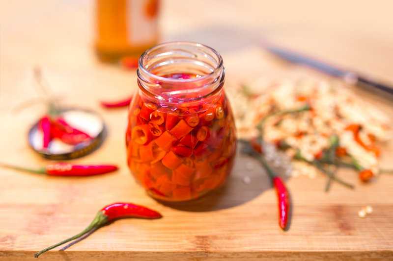 Chili einlegen (geniale Tipps & einfaches Rezept) foodwissen.de