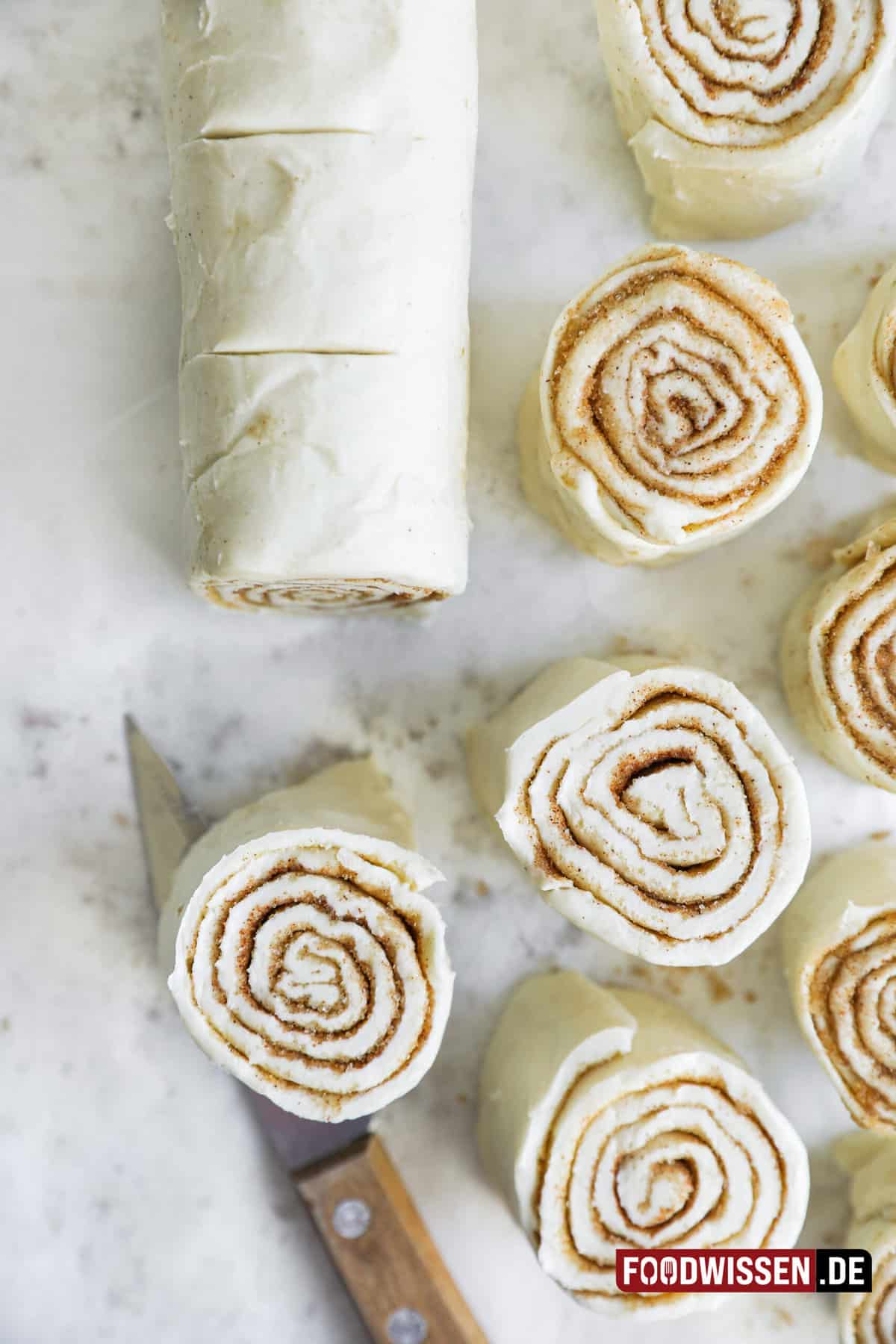 Zimtschnecken mit Blätterteig (schnelles Rezept) - foodwissen.de
