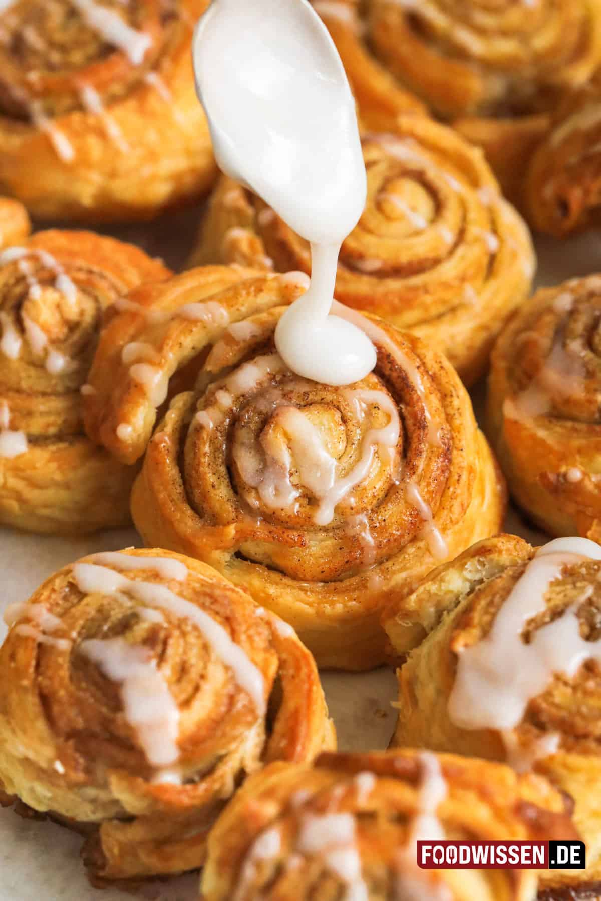 Zimtschnecken mit Blätterteig (schnelles Rezept) - foodwissen.de