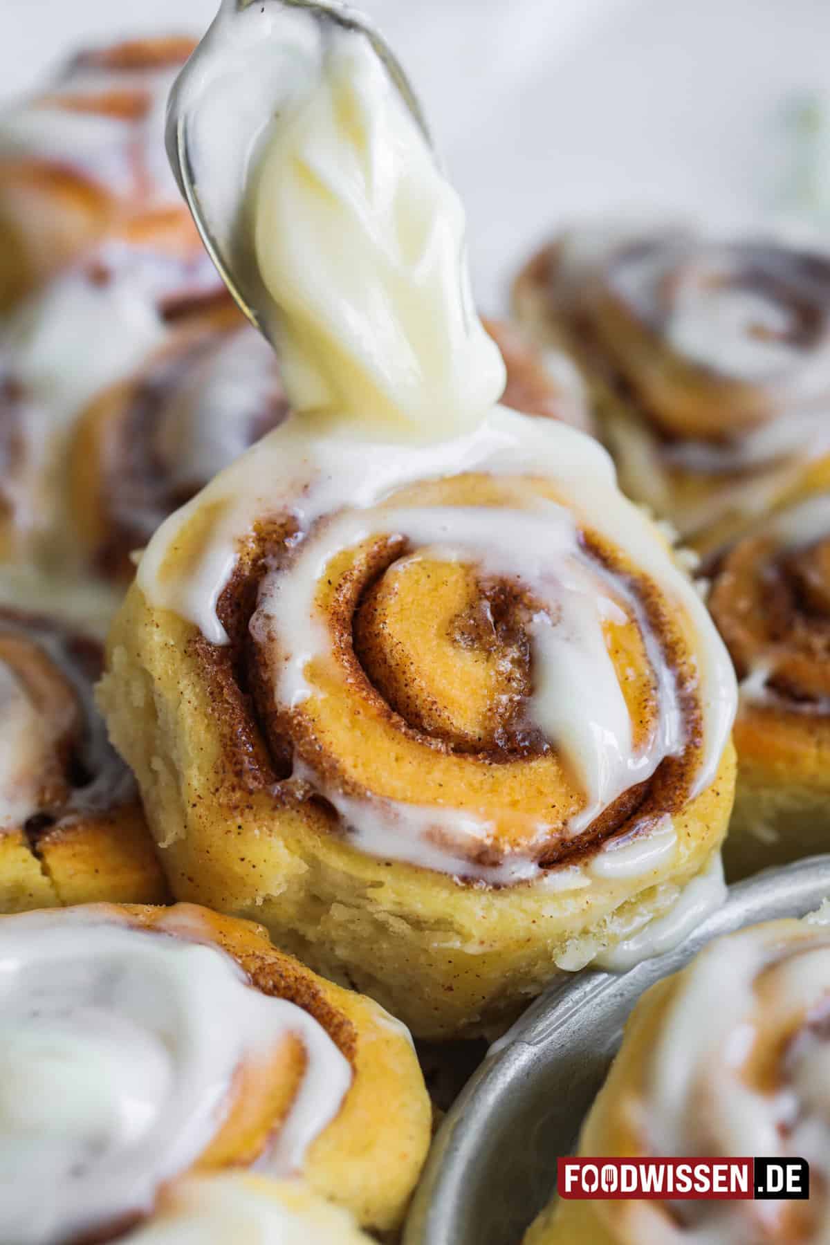 Zimtschnecken mit Quark-Öl-Teig (Rezept mit vielen Bildern) - foodwissen.de