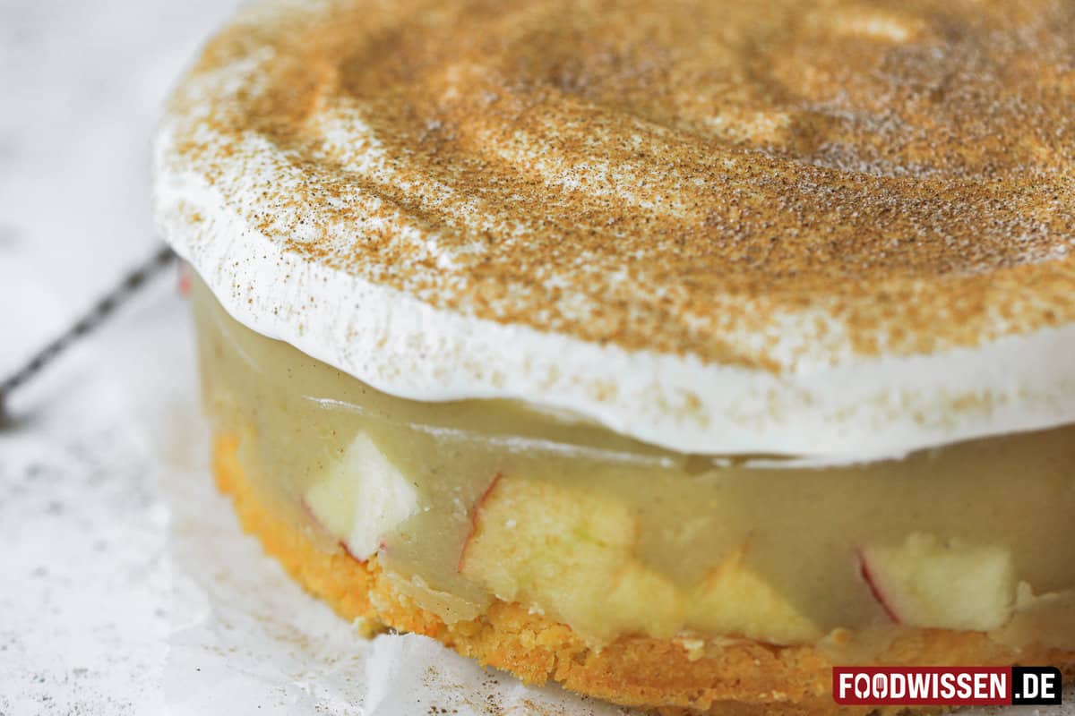 Apfelmuskuchen mit Sahne und Zimt (Rezept mit Bildern) - foodwissen.de Apfelmuskuchen mit Sahne und Zimt (Rezept mit Bildern) - foodwissen.de