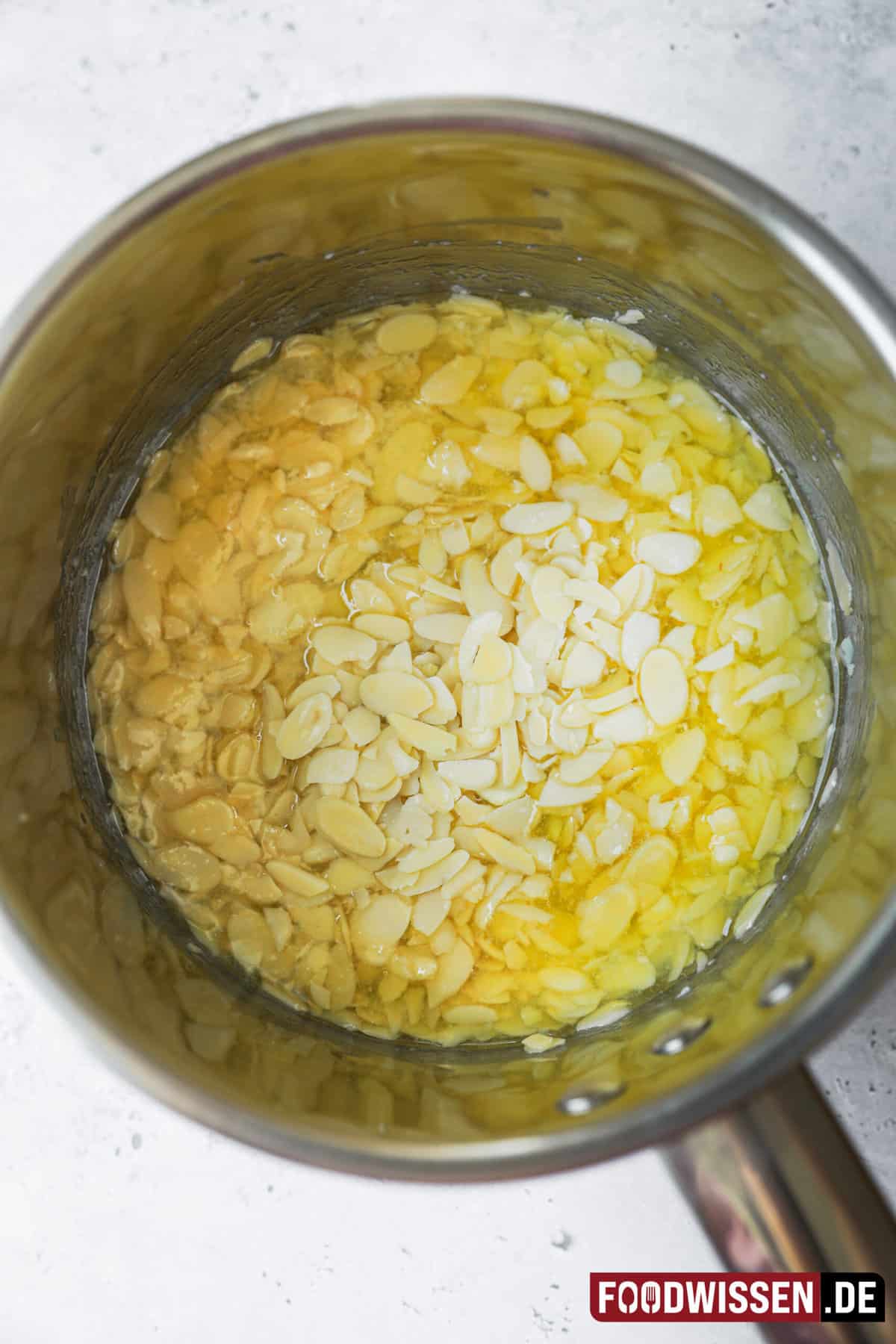 Blitz-Butterkuchen ohne Hefe (Rezept mit vielen Bildern) - foodwissen.de
