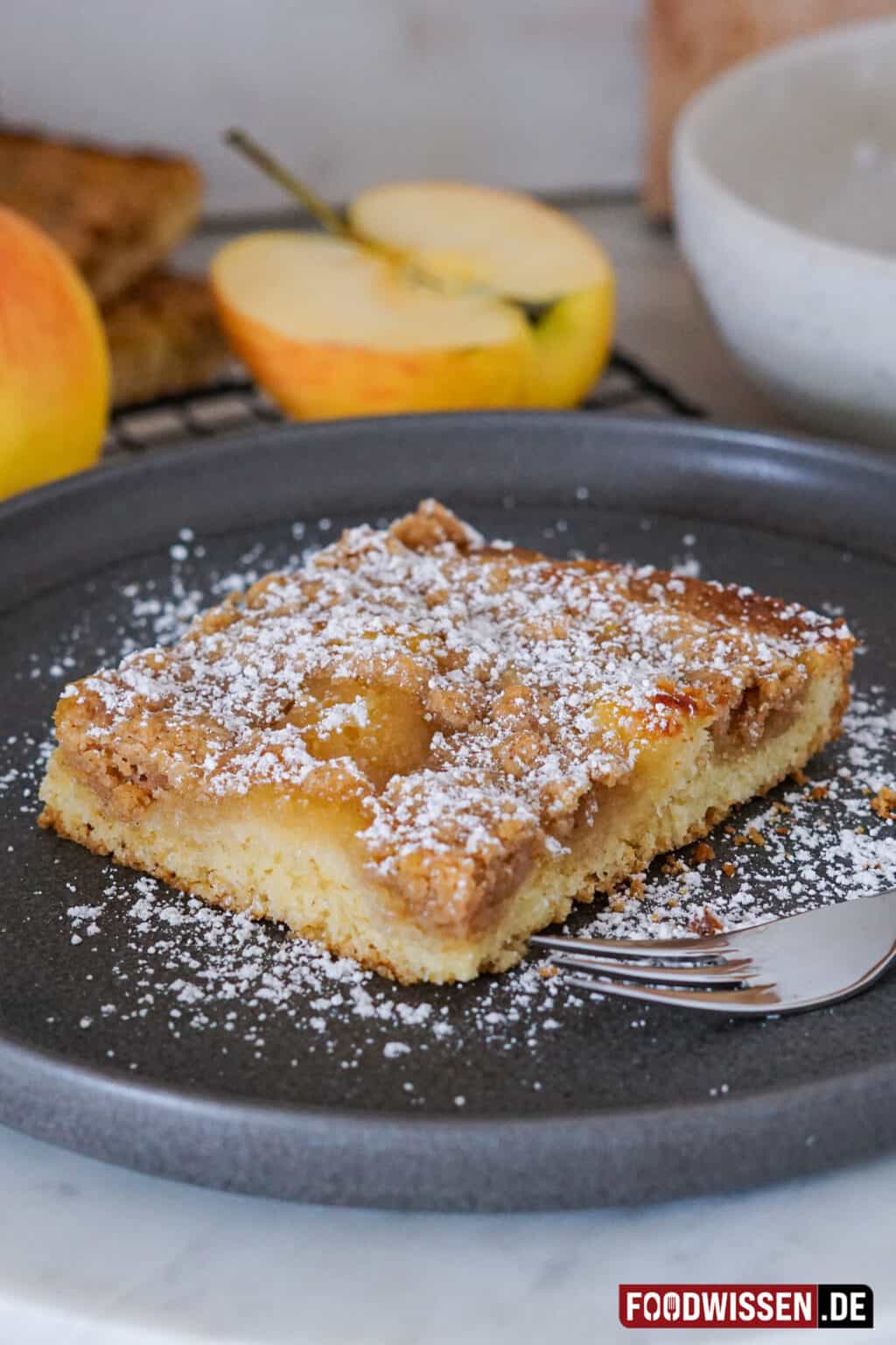 Omas Apfelmuskuchen vom Blech (Rezept mit vielen Bildern) - foodwissen.de