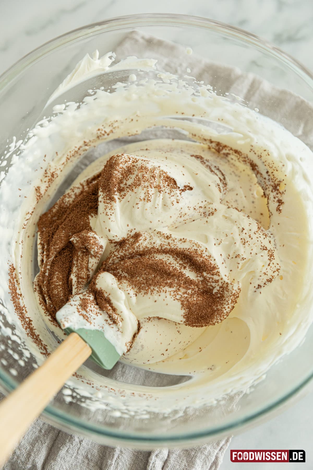 Maulwurfkuchen mit Erdbeeren (Rezept) - foodwissen.de