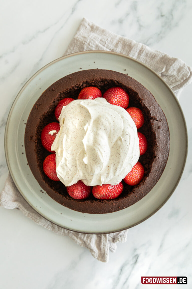 Maulwurfkuchen mit Erdbeeren (Rezept) - foodwissen.de