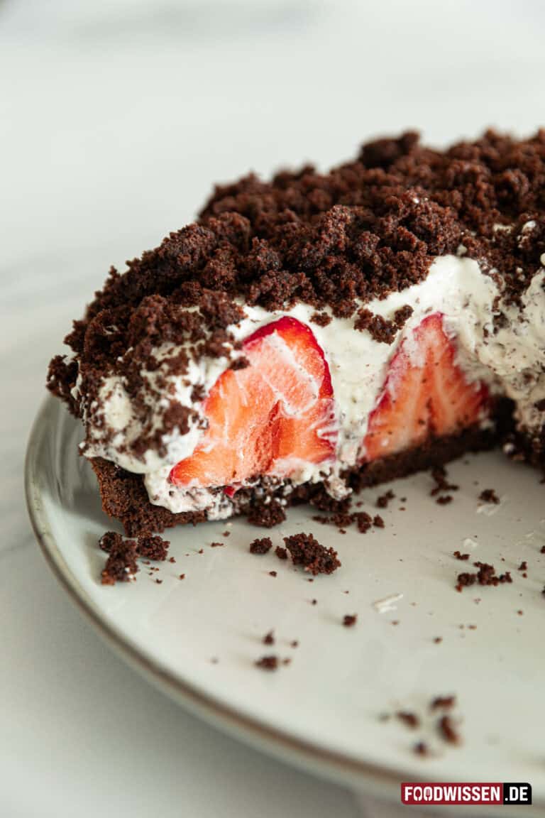 Maulwurfkuchen mit Erdbeeren (Rezept) - foodwissen.de
