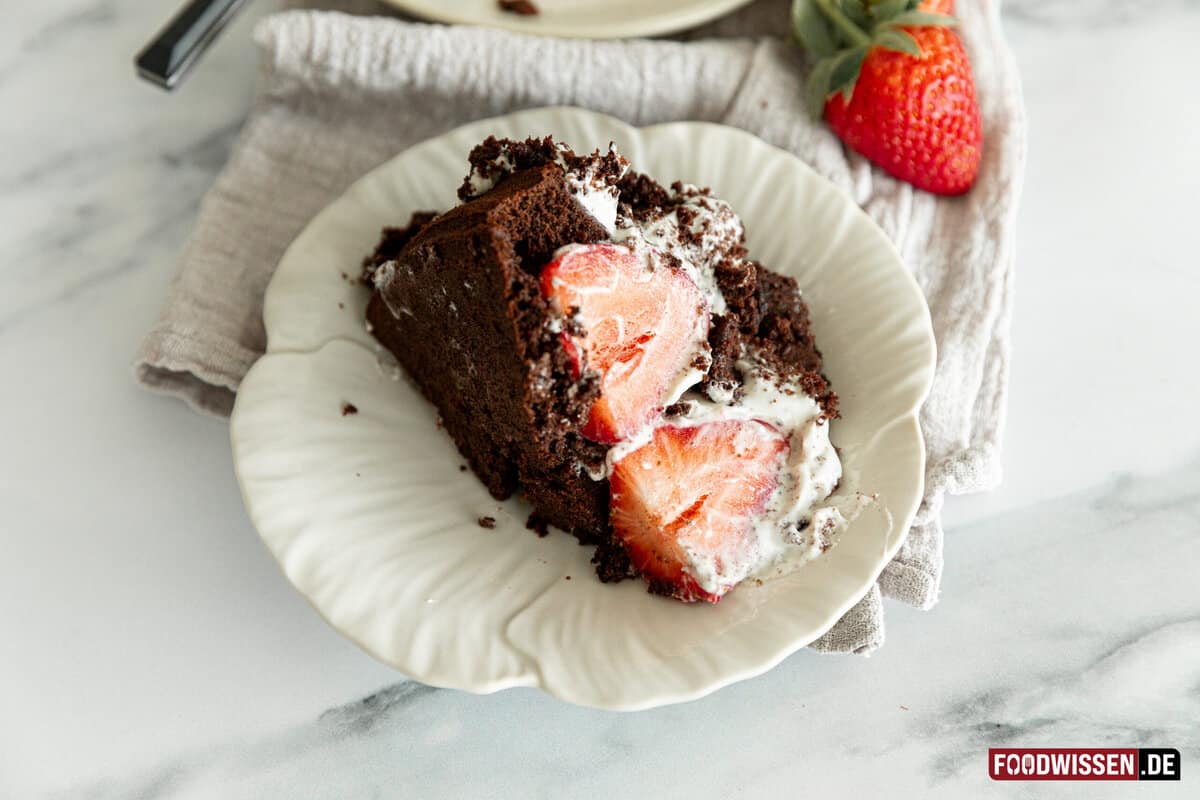 Maulwurfkuchen mit Erdbeeren (Rezept) - foodwissen.de